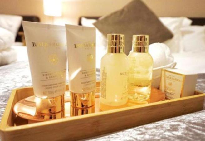 Stratton Cottage Guesthouse Biggleswade Exteriér fotografie A selection of amenities by L'Occitane